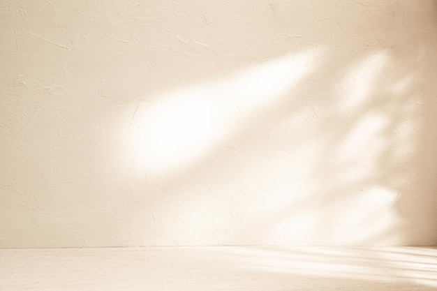 Foto fondo beige para la presentación del producto con sombra y luz de la ventana