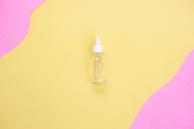 Fondo de belleza con botellas de cosméticos sobre fondo de papel amarillo y rosa concepto de cuidado de la piel de verano.