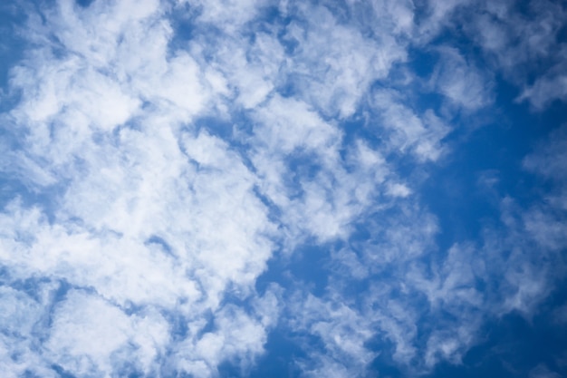 El fondo de belleza de cielo azul con nubes