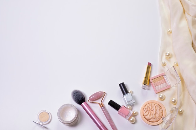 Fondo de belleza con productos de maquillaje cosmético facial Espacio libre para espacio de copia de texto