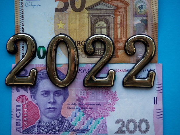 Fondo de los billetes de cincuenta euros y doscientos hryvnia