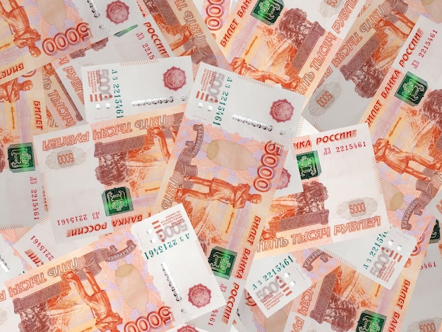 Fondo de billetes de dinero ruso que consiste en billetes de cinco mil rublos rusos