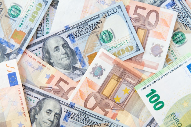 Fondo de billetes de dólares y euros Fondo de moneda Montón de dólares americanos y euro de Europa Vista superior del concepto de cambio de moneda