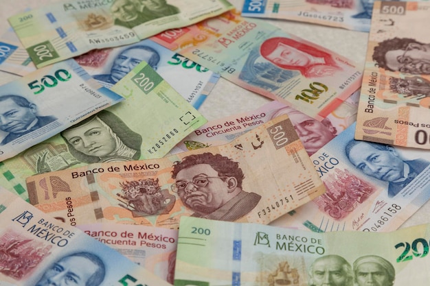 Fondo de billetes de pesos mexicanos de diferentes denominaciones