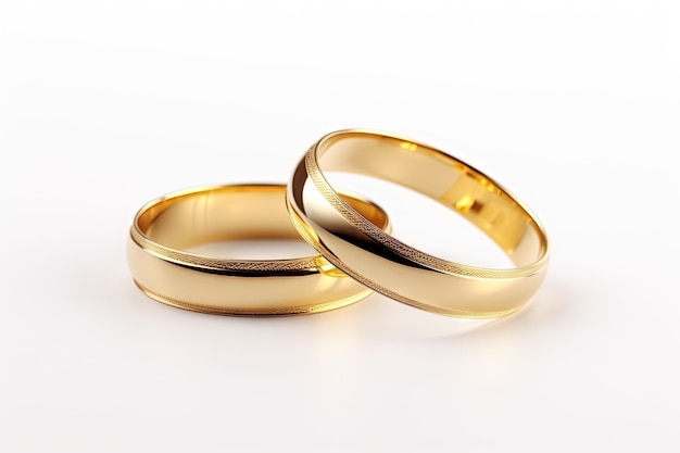 Fondo blanco aislado con dos anillos de bodas de oro que representan un concepto de anillo de bodas