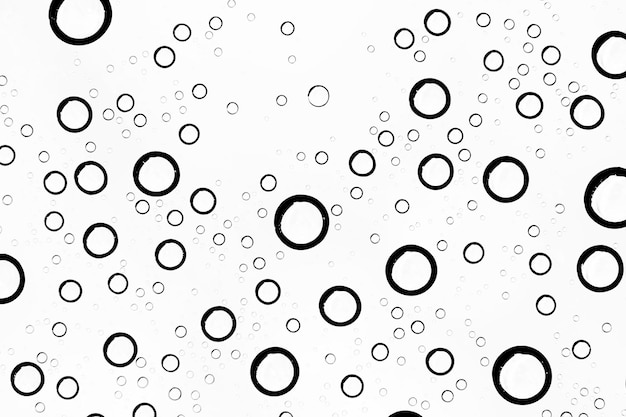 fondo blanco aislado gotas de agua en el vidrio vidrio de la ventana húmeda con salpicaduras y gotas de aguas y cal, textura fondo de otoño o