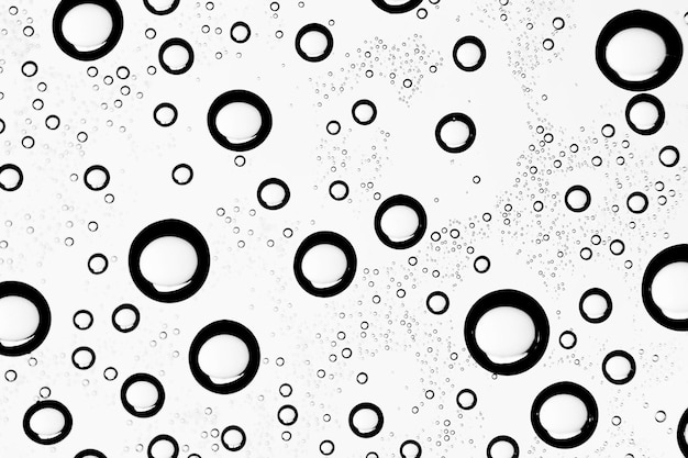 fondo blanco aislado gotas de agua en el vidrio vidrio de la ventana húmeda con salpicaduras y gotas de aguas y cal, textura fondo de otoño o