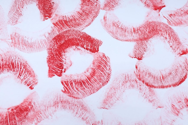 Foto fondo blanco con besos de lápiz labial de cerca
