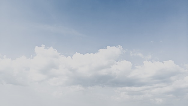 fondo blanco de cielo azul con nubes suaves