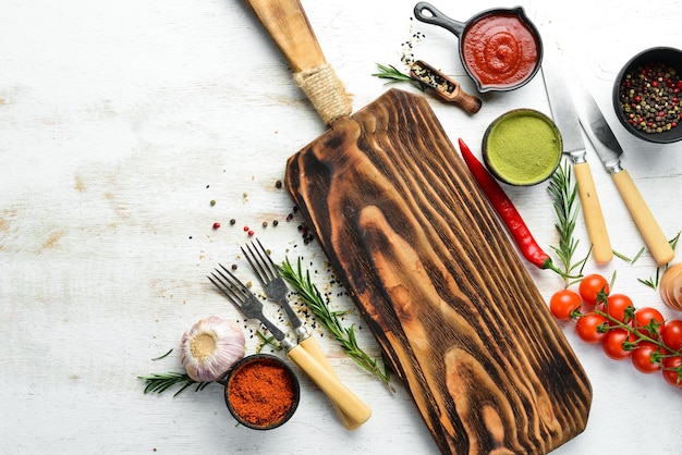 Fondo blanco de cocinar Verduras y especias en una mesa blanca Vista superior Espacio libre para su texto