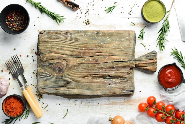 Fondo blanco de cocinar Verduras y especias en una mesa blanca Vista superior Espacio libre para su texto