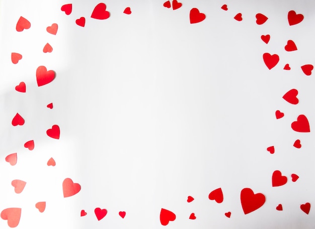 Fondo blanco con corazones rojos alrededor de los bordes Tarjeta de San Valentín Copiar espacio para texto