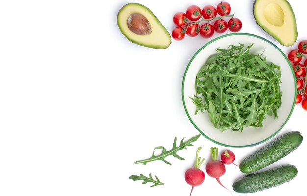 fondo blanco con ingredientes para ensalada de verduras