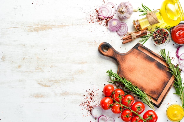 Fondo blanco de madera de cocina Especias y verduras Vista superior Espacio libre para su texto