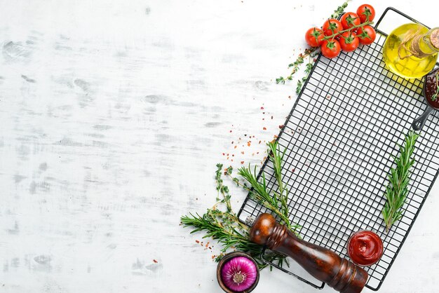 Fondo blanco de madera de cocina Especias y verduras Vista superior Espacio libre para su texto