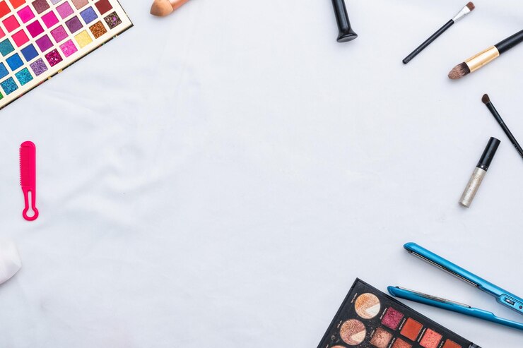 Foto fondo blanco con maquillaje circundante y accesorios para alisador de cabello de belleza personal