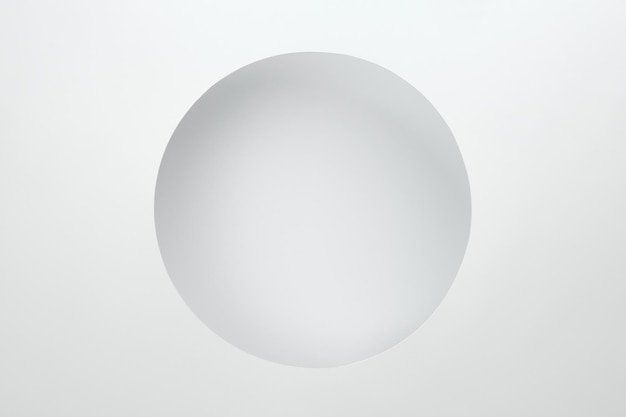 Fondo blanco minimalista Agujero de corte circular en el papel