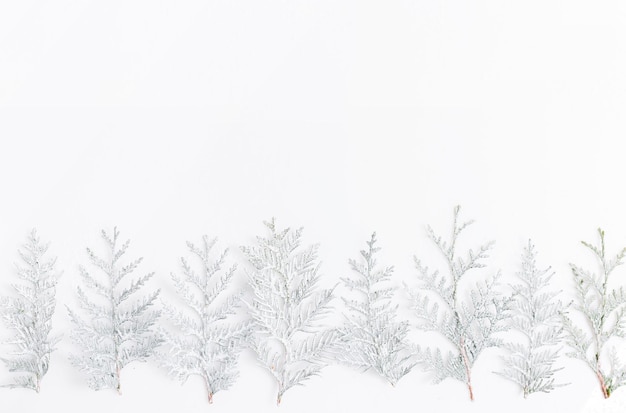 Fondo blanco minimalista de Navidad. Navidad, invierno, concepto de año nuevo. Endecha plana, vista superior