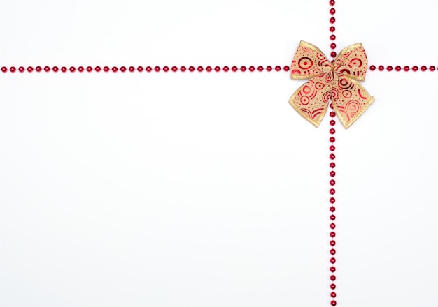 Fondo blanco de Navidad o invierno con decoración de Navidad y cuentas rojas Maqueta de tarjeta de felicitación Concepto de vacaciones de Año Nuevo Estilo plano con espacio de copia