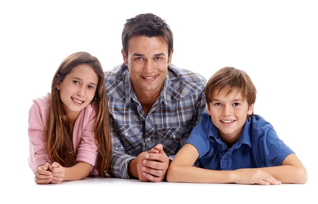 Fondo blanco del suelo y retrato de padre con hijos para vincularse relajarse juntos y amar la paternidad familiar y padre feliz niña y niño con sonrisa para la conexión cuidado y confianza en el estudio