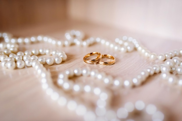 Fondo de boda Anillos de boda cerca del encaje de perlas Concepto de boda Primer plano