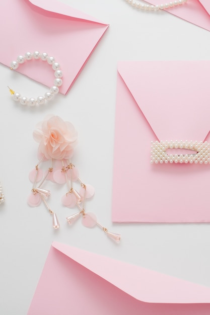 El fondo de la boda, decorado con sobres de invitación.