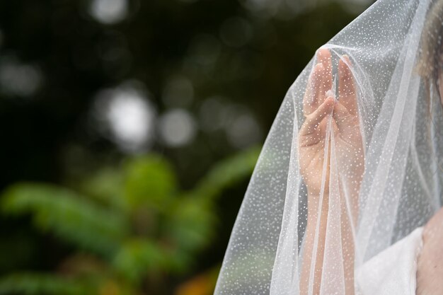 Foto fondo de la boda la mano de la novia bajo el velo