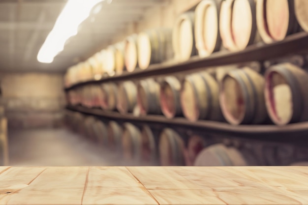 fondo de bodega con escritorio de madera en primer plano