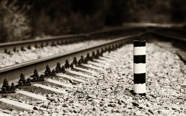 Fondo de bokeh de columna de kilometraje de ferrocarril sepia horizontal