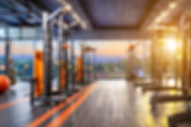 Fondo Bokeh Desdibujado abstracto y desfocado equipos deportivos de fitness en el interior de la sala de gimnasio para el fondo