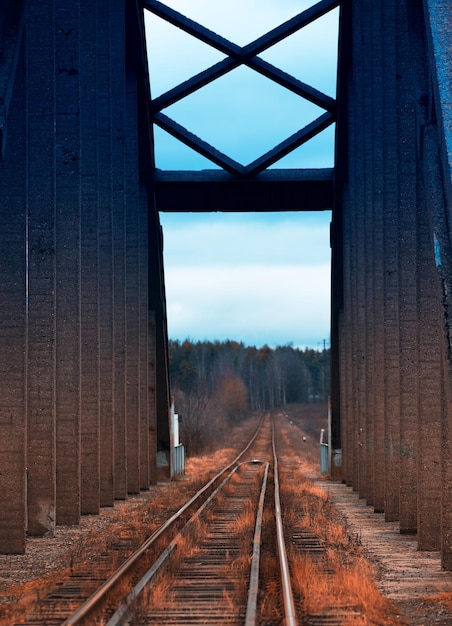 Fondo de bokeh de línea de ferrocarril abandonado