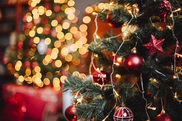 Fondo Bokeh con Luces Amarillas Salvapantallas de Año Nuevo Árbol de Navidad con Juguetes de Navidad Rojos