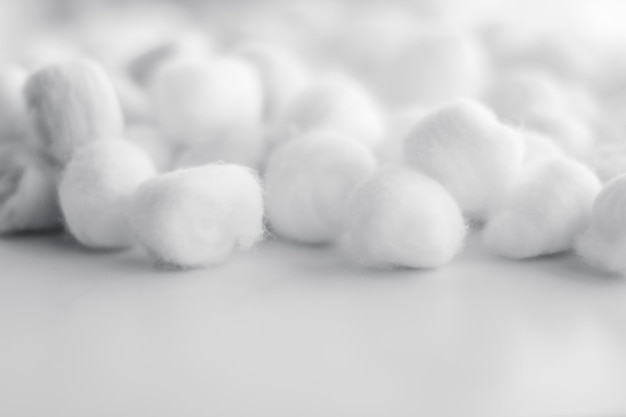Fondo de bolas de algodón orgánico para la higiene de los cosméticos de spa de rutina matutina y el producto de marca de belleza natural para el cuidado de la piel como diseño médico y de atención médica