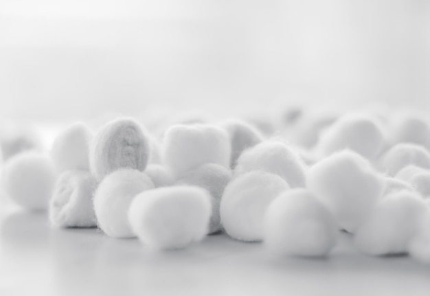 Fondo de bolas de algodón orgánico para la higiene de los cosméticos de spa de rutina matutina y el producto de marca de belleza natural para el cuidado de la piel como diseño médico y de atención médica