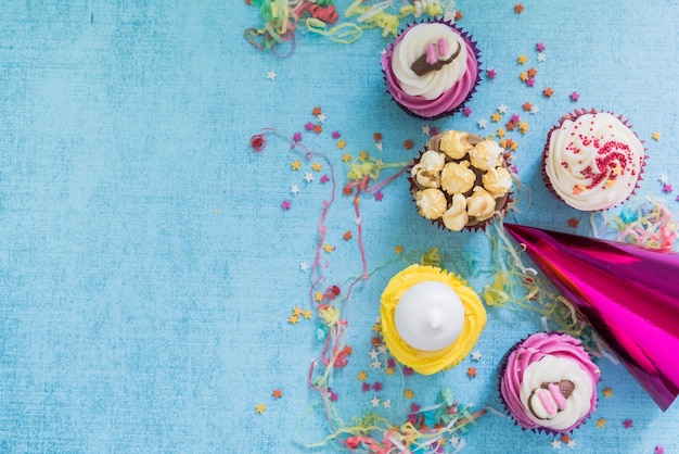 Foto fondo de borde de cupcakes de fiesta dulce