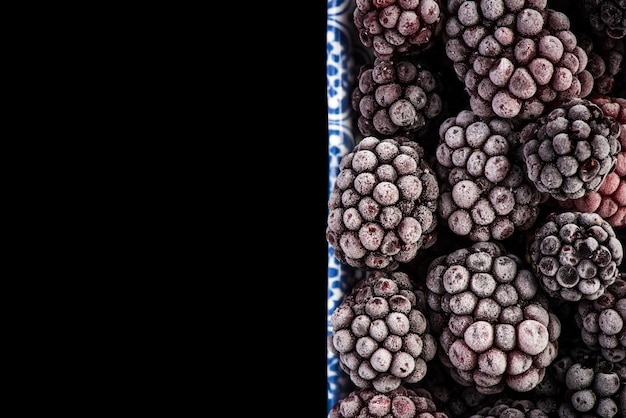 Fondo de borde de frutas de mora congelada