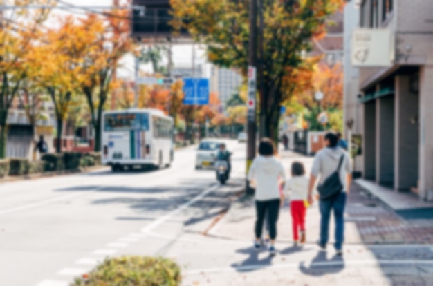 Fondo borroso Borrosa familia japonesa caminar en una calle de la ciudad.