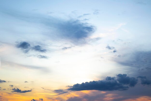 Fondo borroso Cielo azul y nubes esponjosas blancas