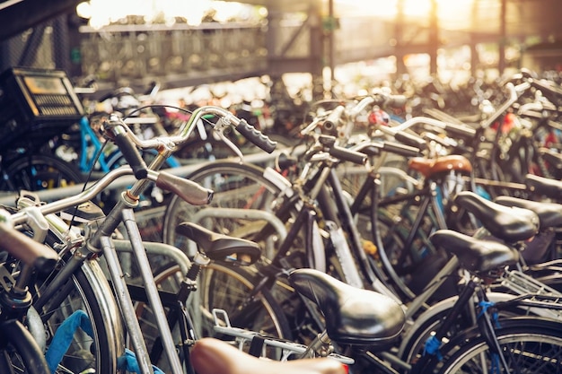 Fondo borroso de diferentes bicicletas en el estacionamiento día lluvioso Bicicletas estacionadas en Amsterdam