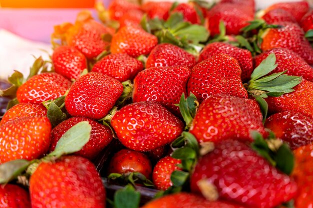 Foto el fondo borroso de las fresas rojas en primer plano