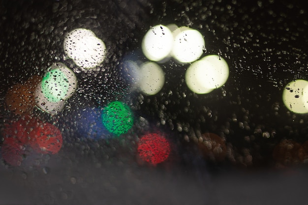 Fondo borroso con gotas de lluvia y luces.