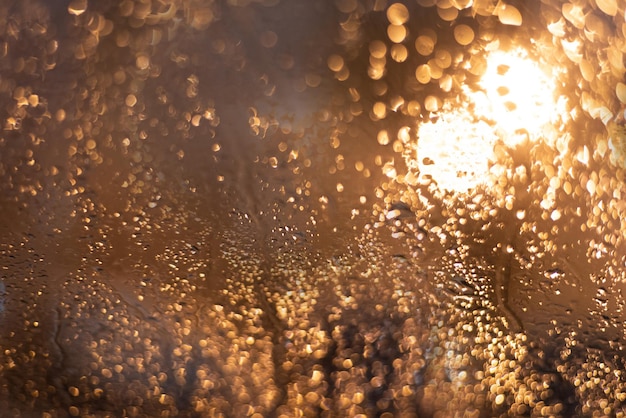 Fondo borroso con gotas de lluvia y luces.