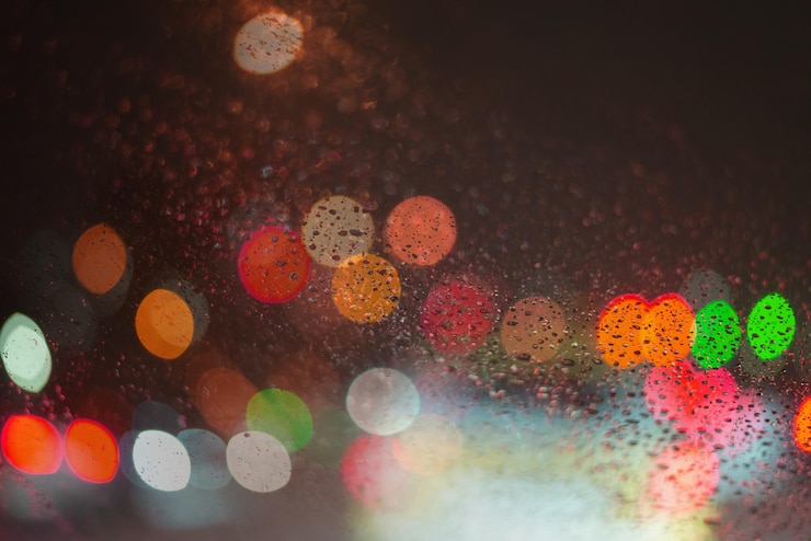 Foto fondo borroso con gotas de lluvia y luces.