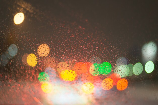 Fondo borroso con gotas de lluvia y luces.