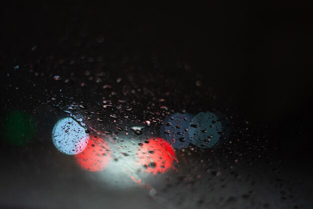 Fondo borroso con gotas de lluvia y luces.