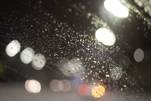 Fondo borroso con gotas de lluvia y luces.