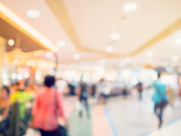 El fondo borroso de la imagen, gente en la alameda de compras empaña el fondo con bokeh y el tono del vintage.