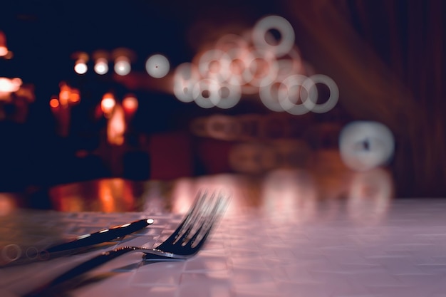 fondo borroso en el interior del restaurante sirviendo y detalles en fondo bokeh borroso, concepto de catering, restaurante moderno