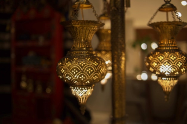 Fondo borroso de linterna dorada colgante, lámpara con decoración árabe, diseño arabesco para musli