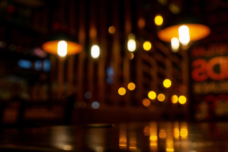 Foto el fondo borroso en las luces bokeh de los cafés modernos
